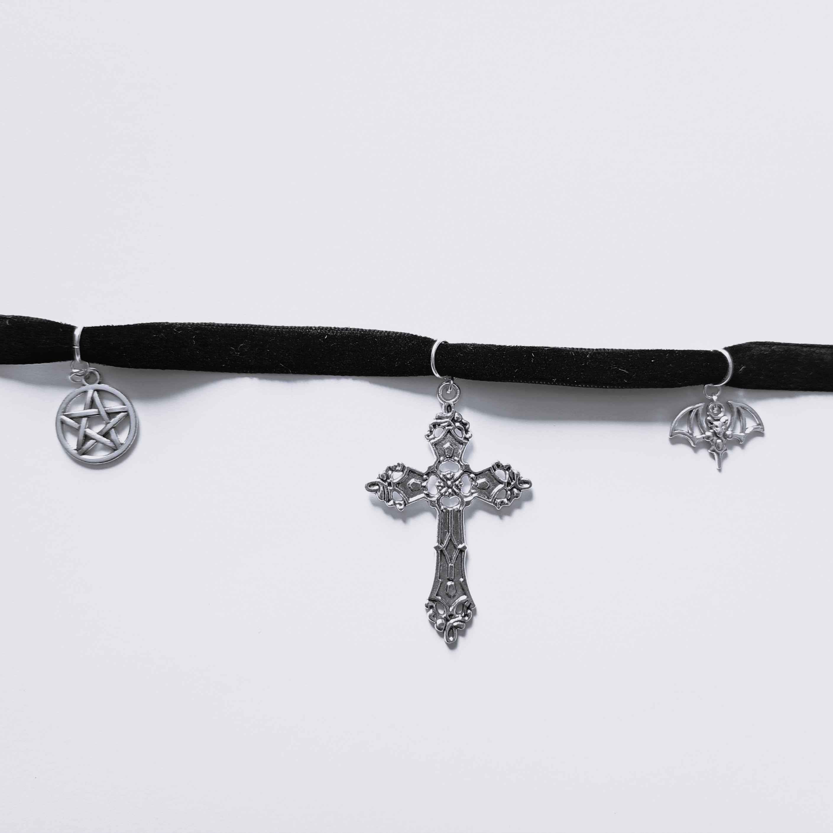 Gotycki choker z krzyżem 2