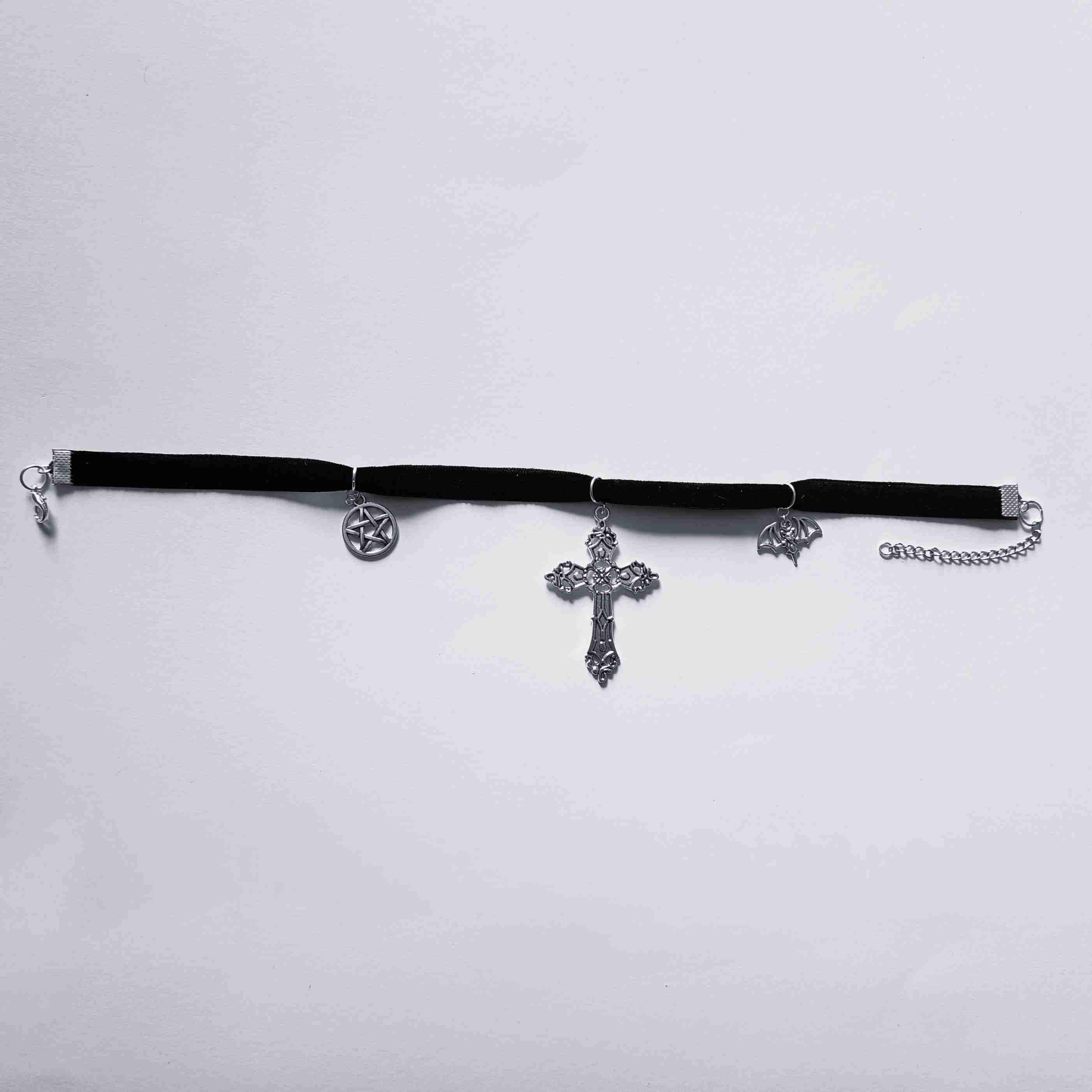 Gotycki choker z krzyżem 1