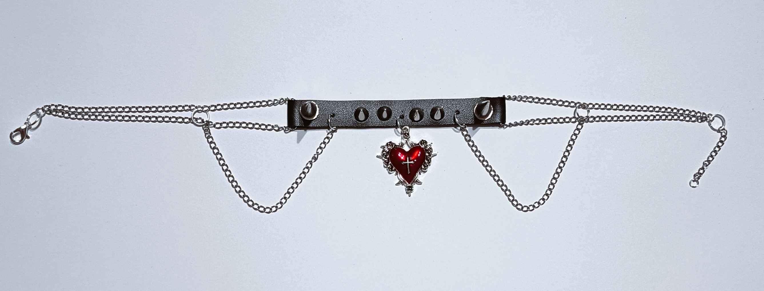 Gotycki choker z czerwonym sercem i łańcuszkami 1