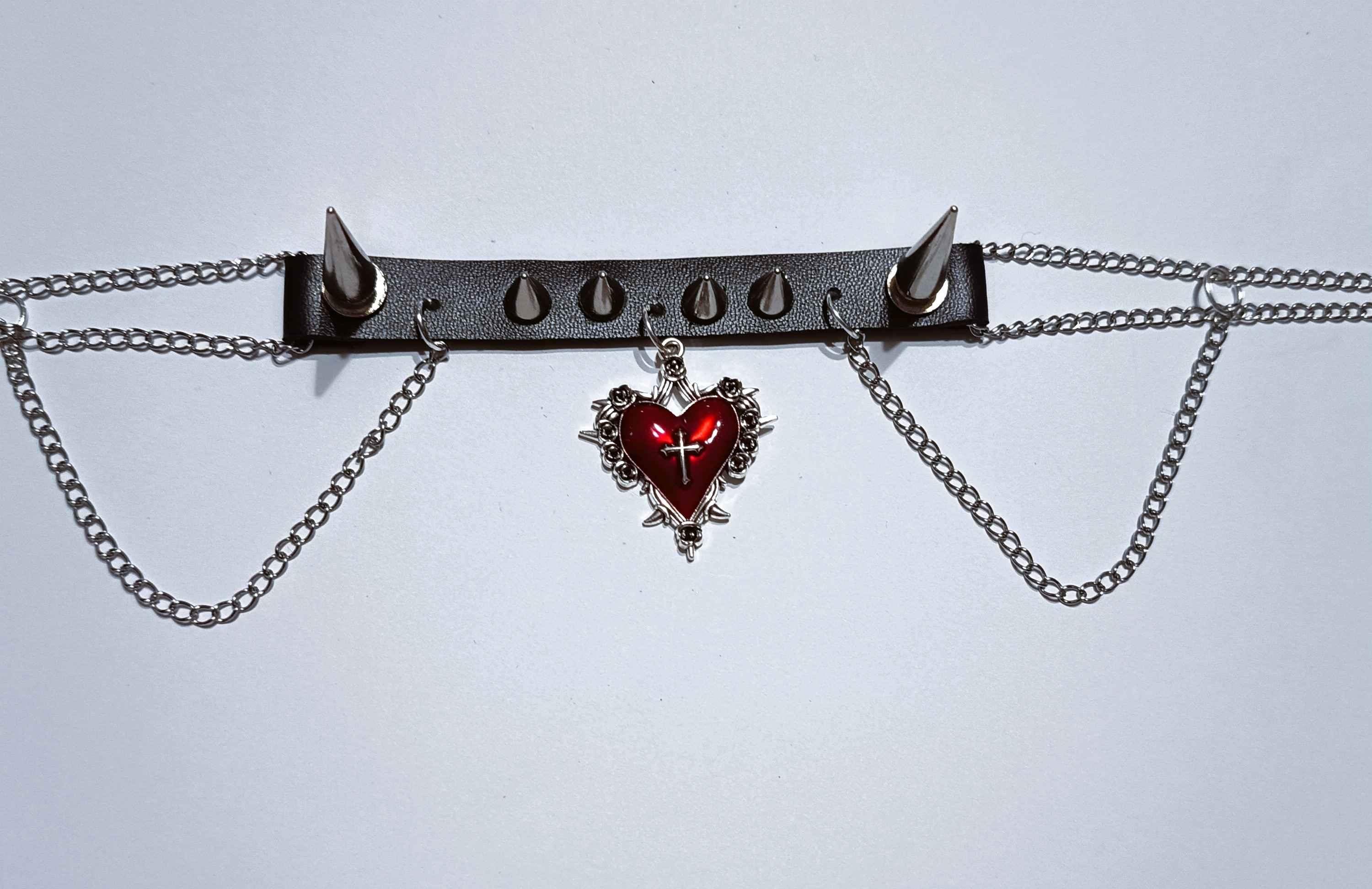Gotycki choker z czerwonym sercem i łańcuszkami 2