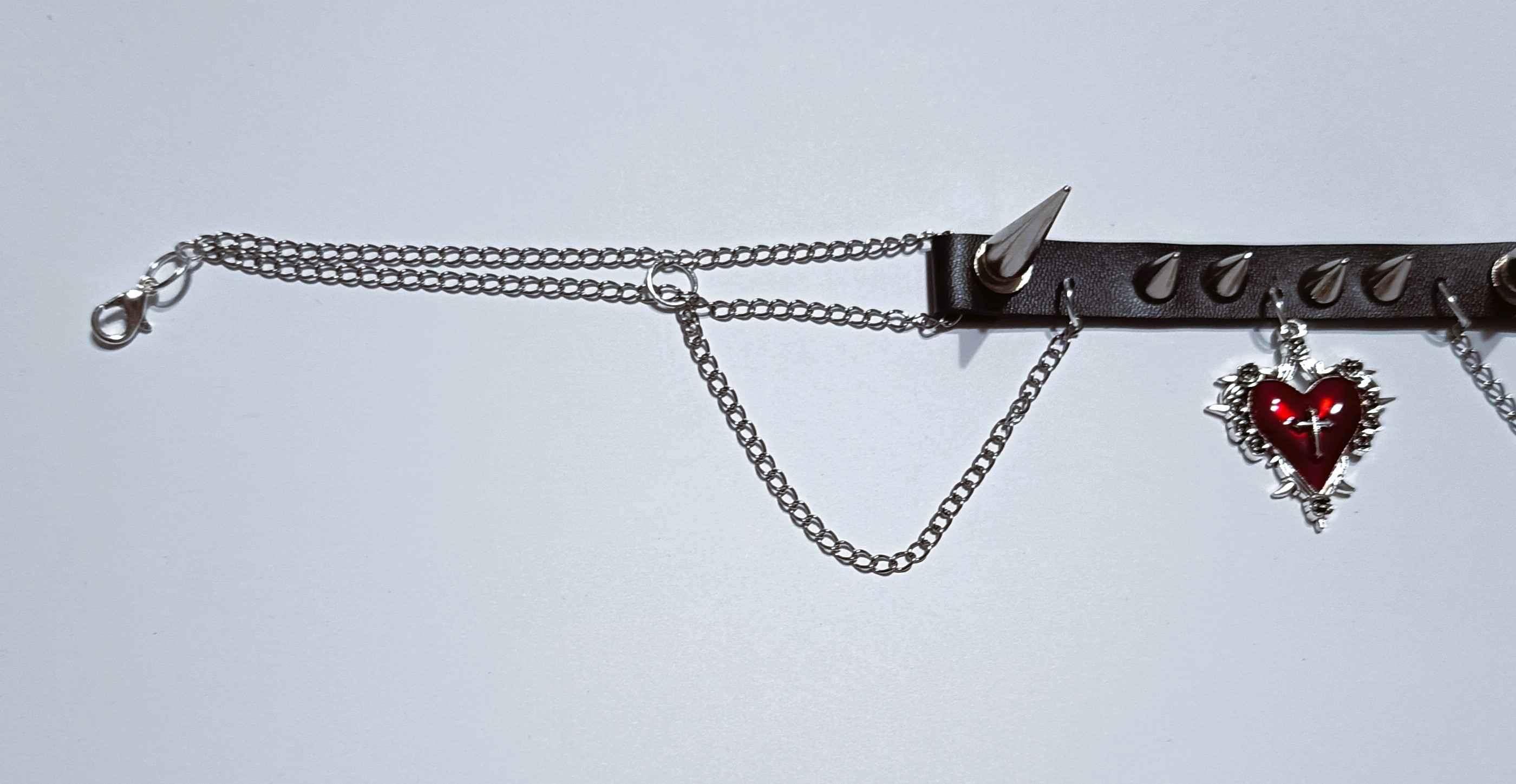 Gotycki choker z czerwonym sercem i łańcuszkami 4