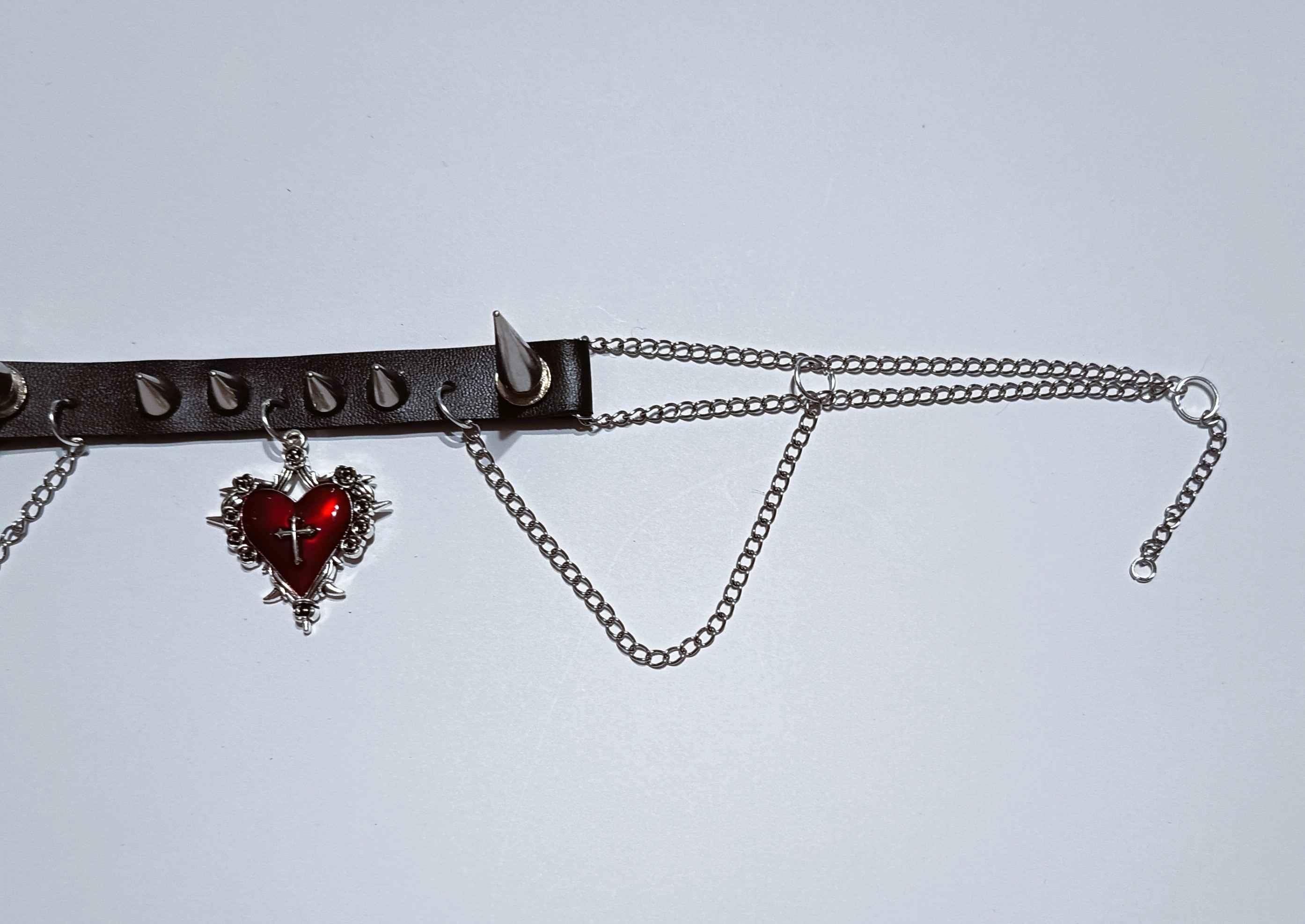 Gotycki choker z czerwonym sercem i łańcuszkami 5