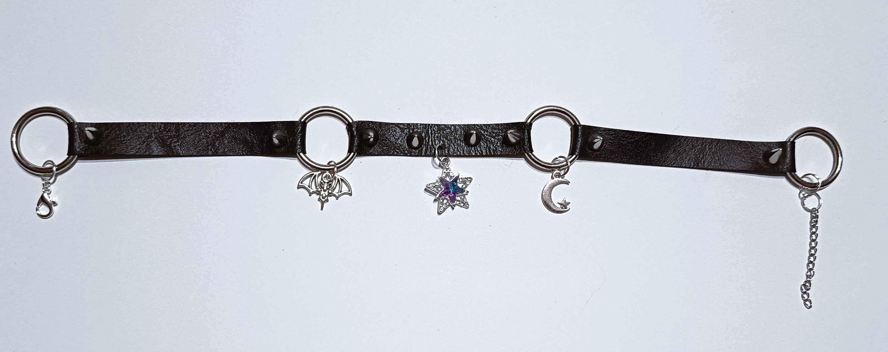 Gotycki choker z zawieszkami – nietoperz, gwiazda i księżyc 1