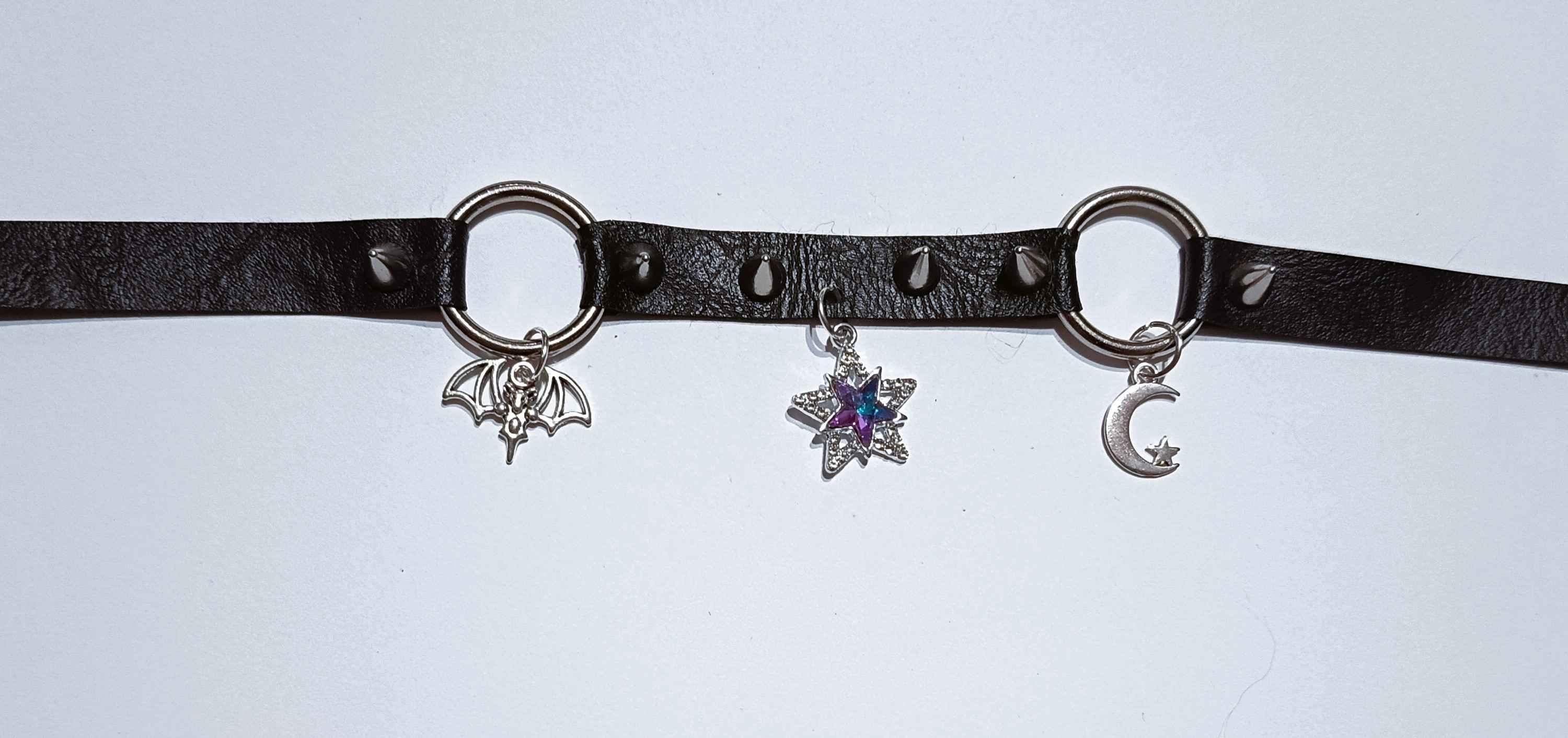 Gotycki choker z zawieszkami – nietoperz, gwiazda i księżyc 2