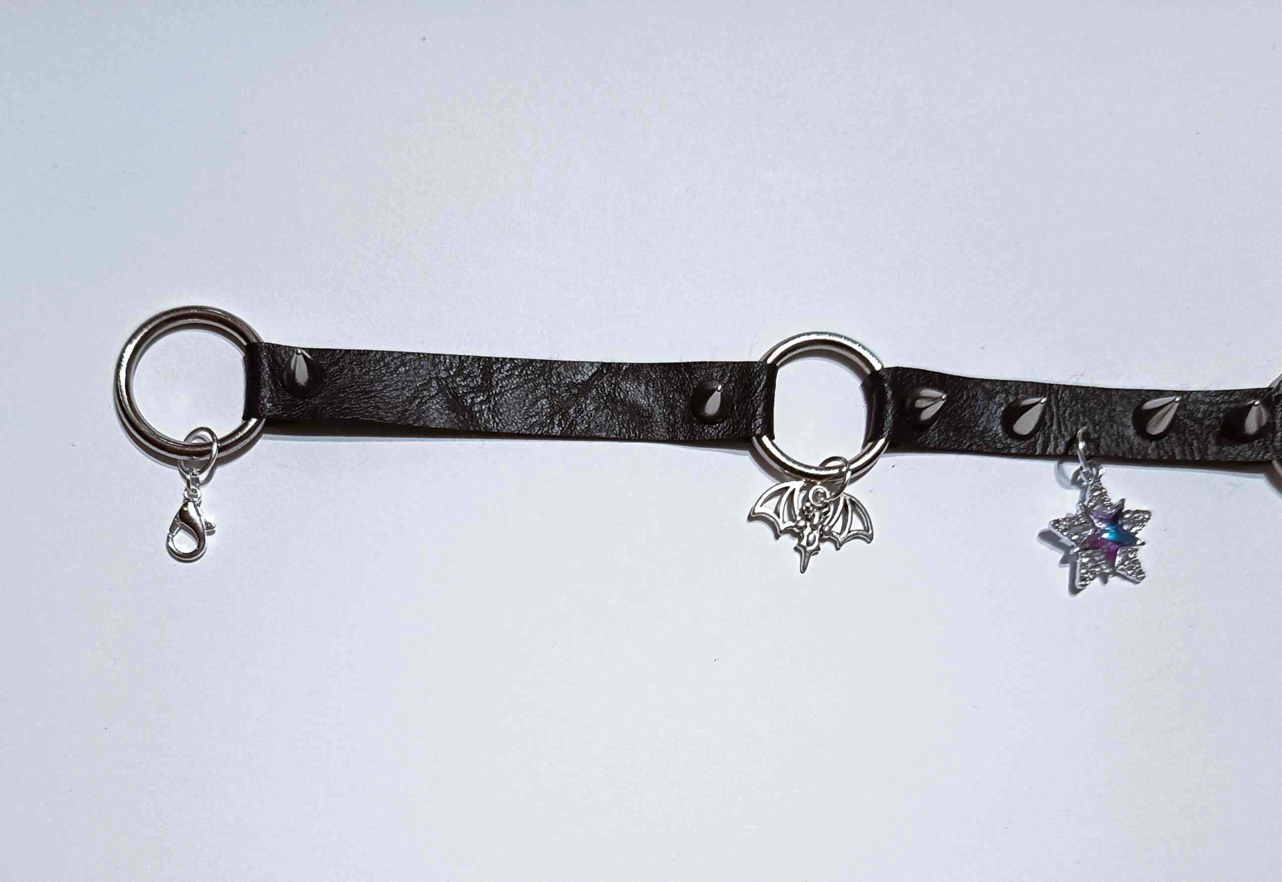 Gotycki choker z zawieszkami – nietoperz, gwiazda i księżyc 4