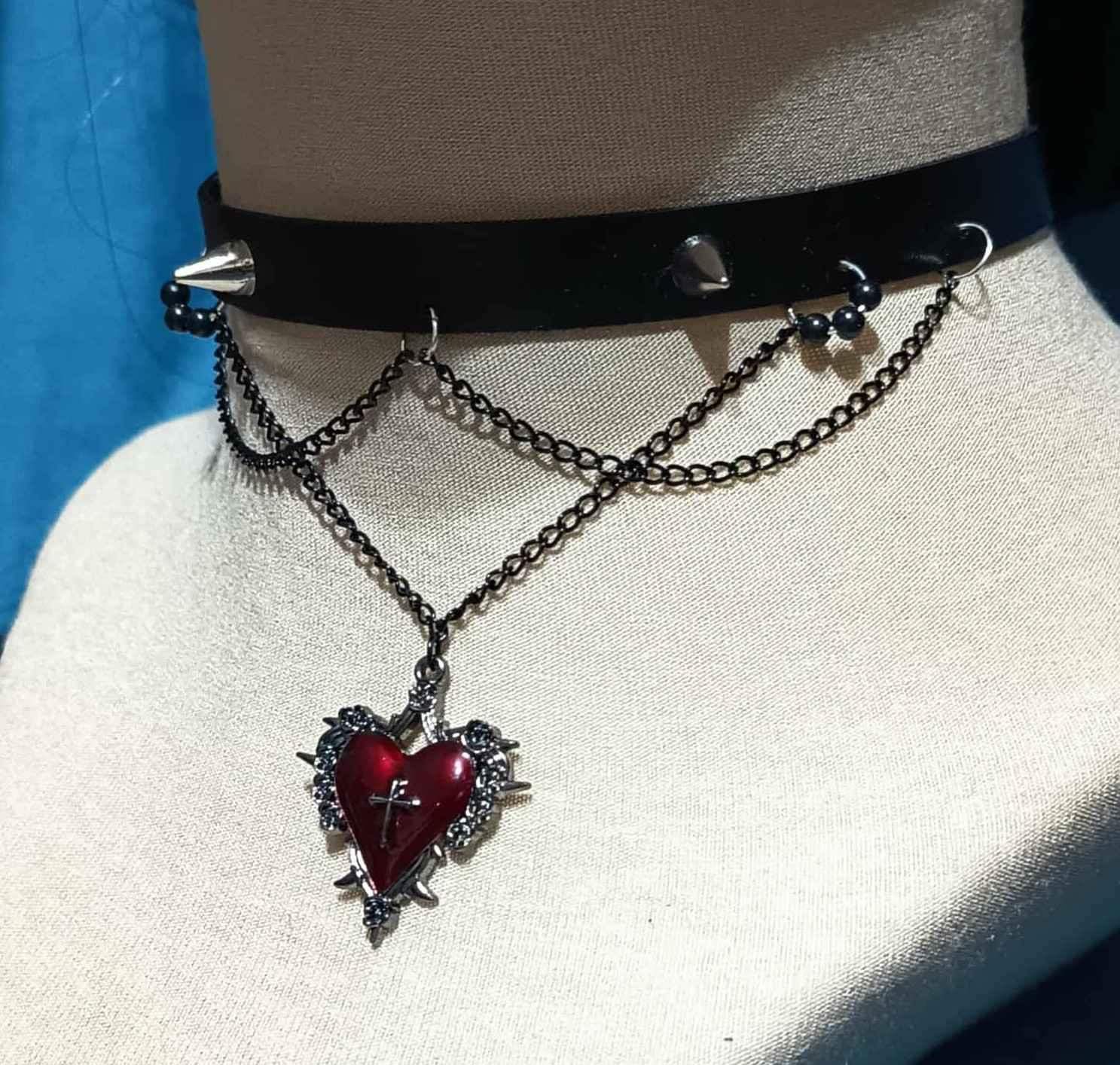 Gotycki choker z sercem w kolorze głębokiej czerwieni 3
