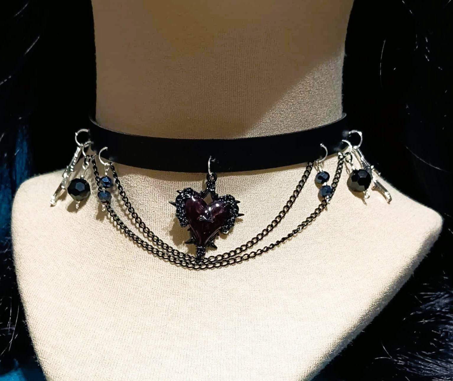 Gotycki choker z czarnym sercem 2