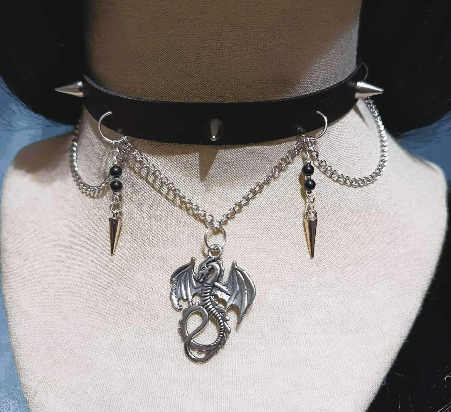 Gotycki choker z wizerunkiem skrzydlatego smoka i łańcuszkami 3