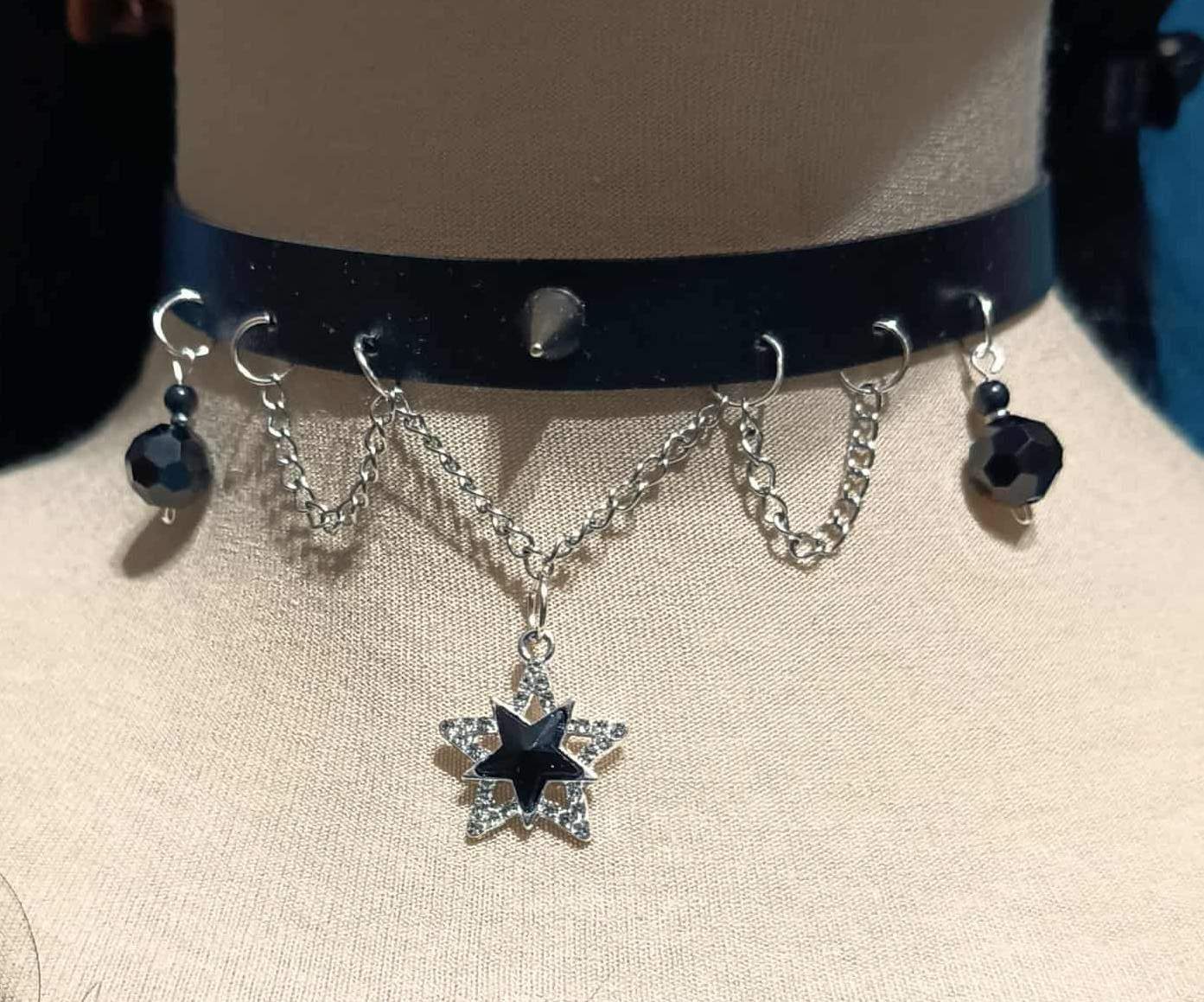 Choker w stylu gotyckim z gwiazdką i kryształkami 0