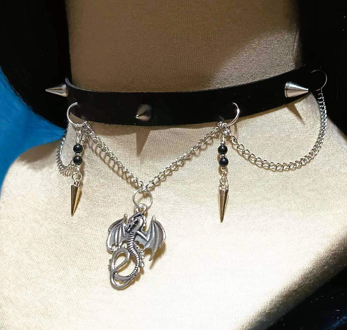 Gotycki choker z wizerunkiem skrzydlatego smoka i łańcuszkami 2