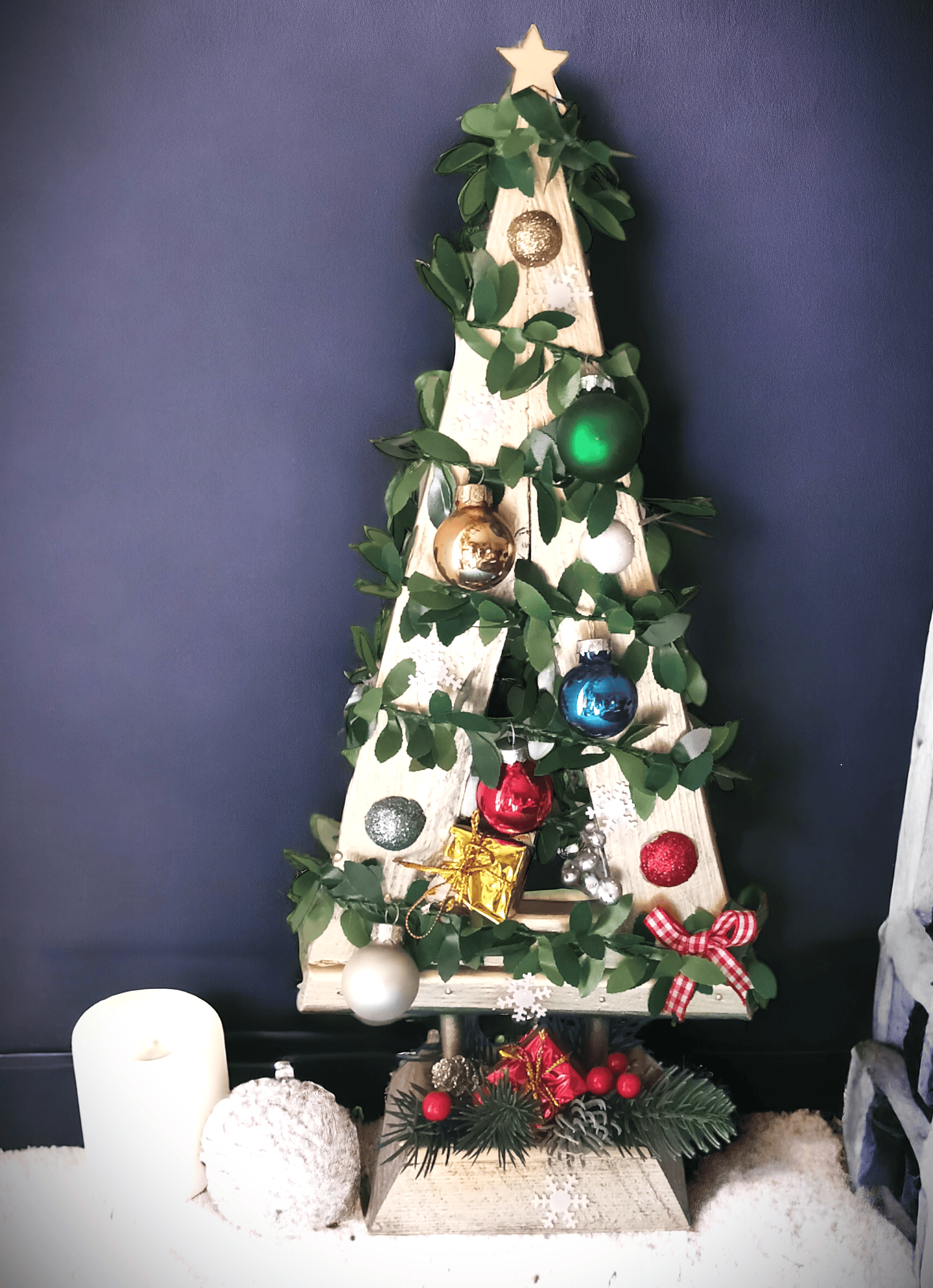 Świąteczna, drewniana choinka z dekoracją. 0