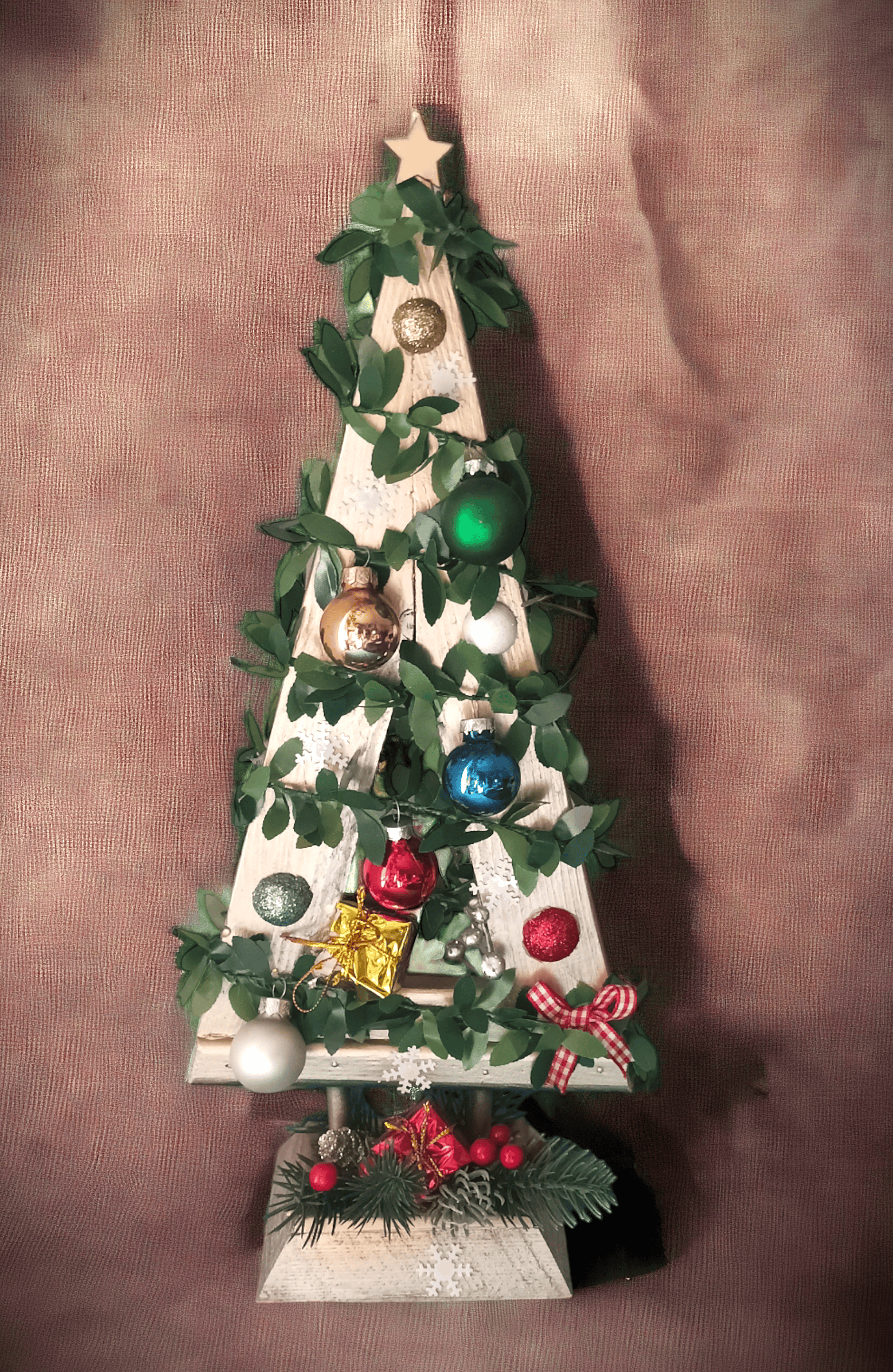 Świąteczna, drewniana choinka z dekoracją. 2