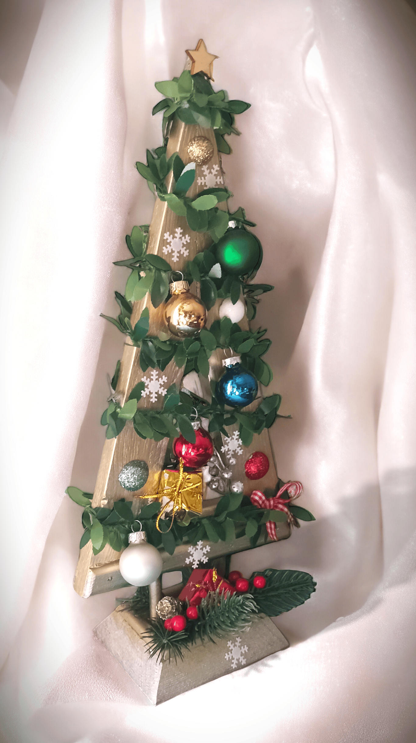 Świąteczna, drewniana choinka z dekoracją. 3