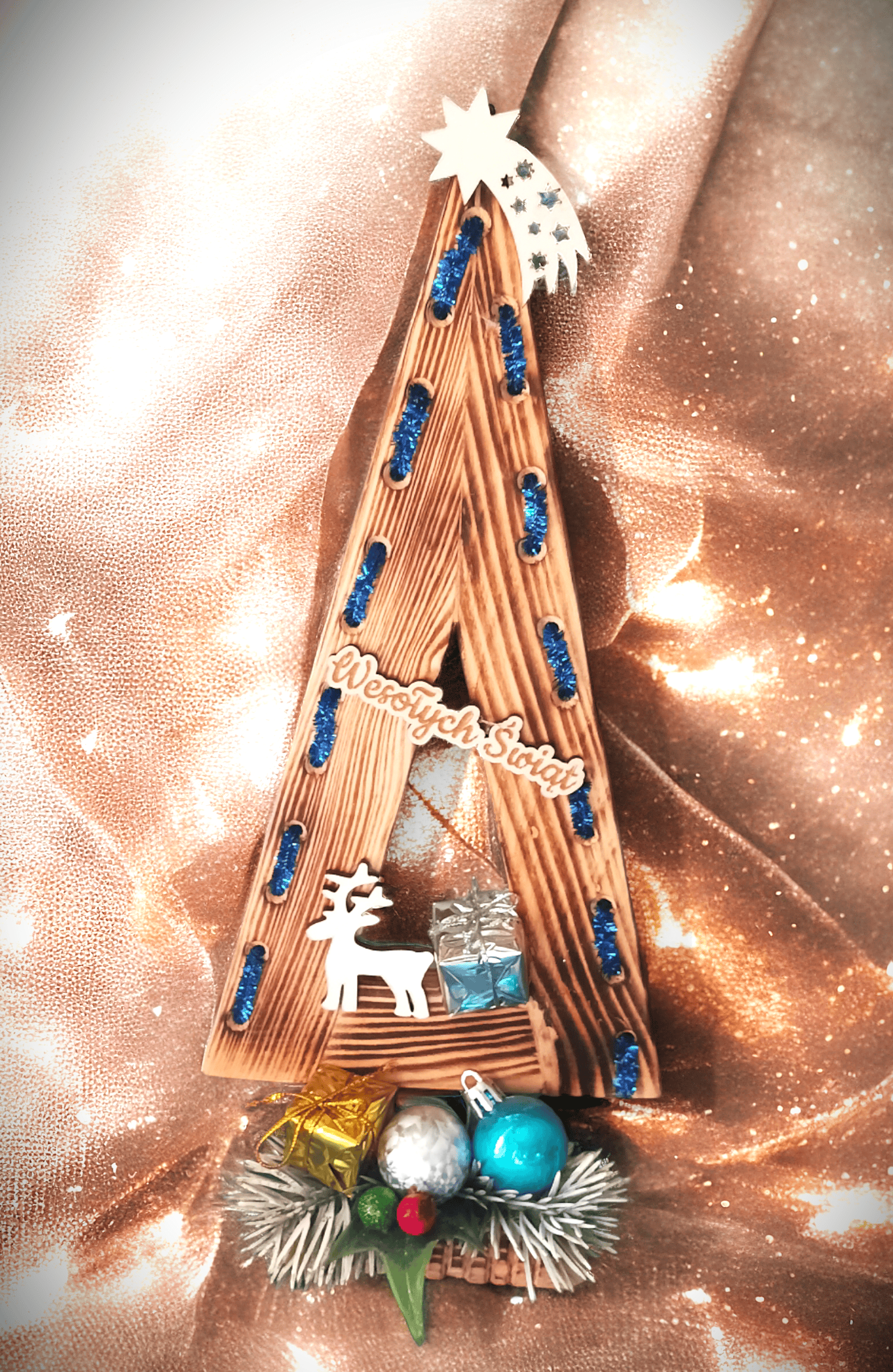 Świąteczna, drewniana choinka z dekoracją. 1