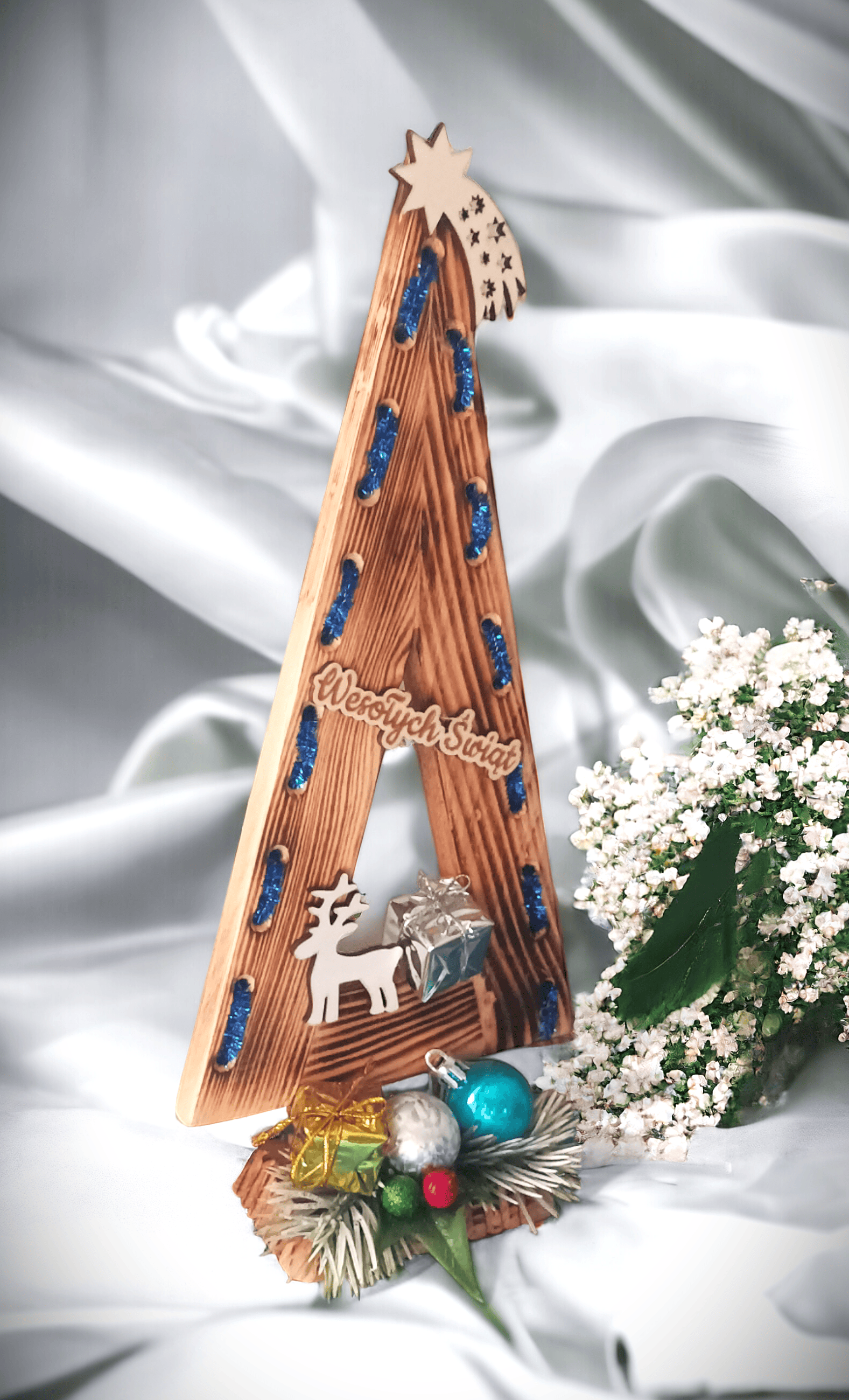 Świąteczna, drewniana choinka z dekoracją. 0