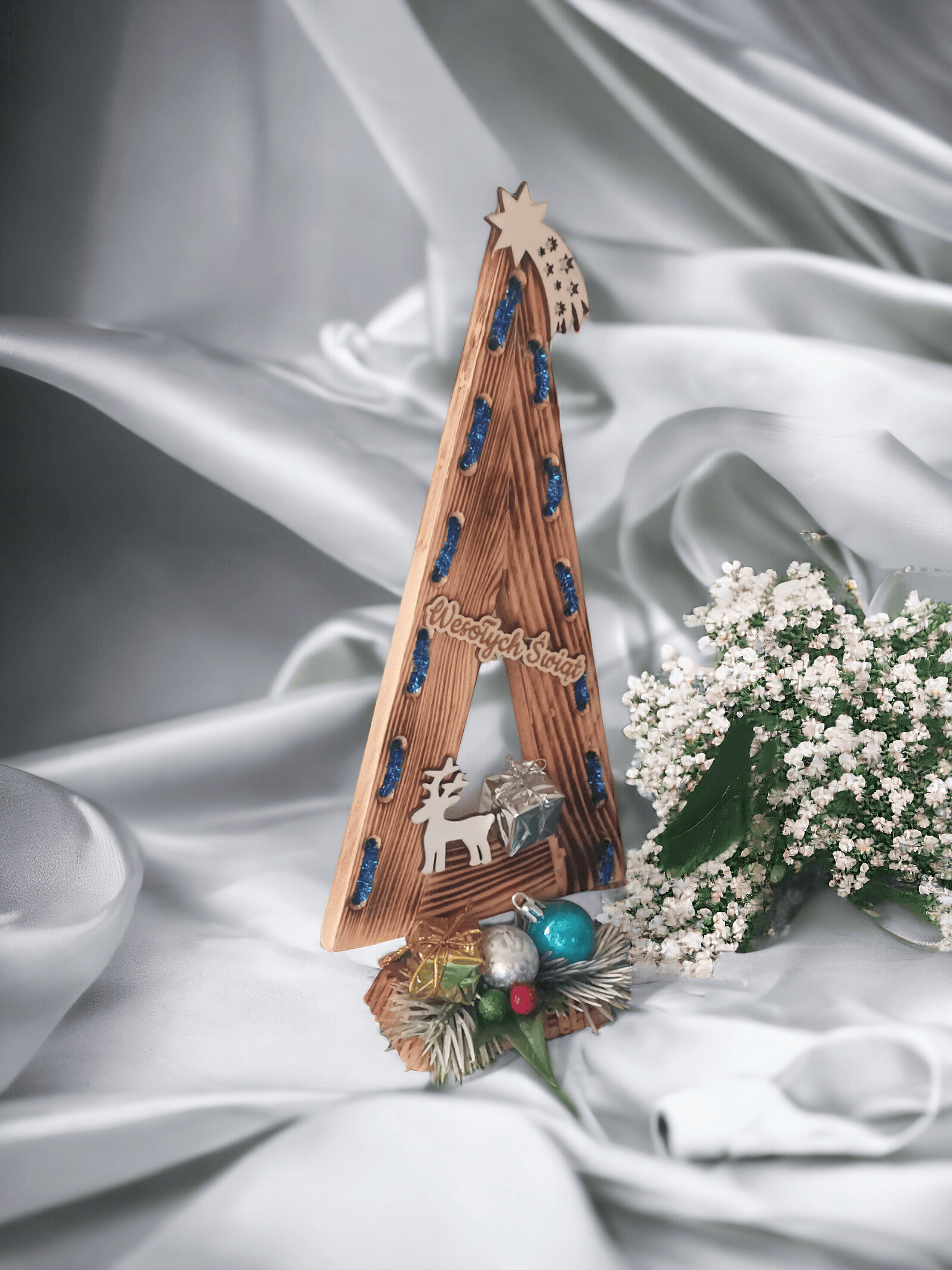 Świąteczna, drewniana choinka z dekoracją. 3