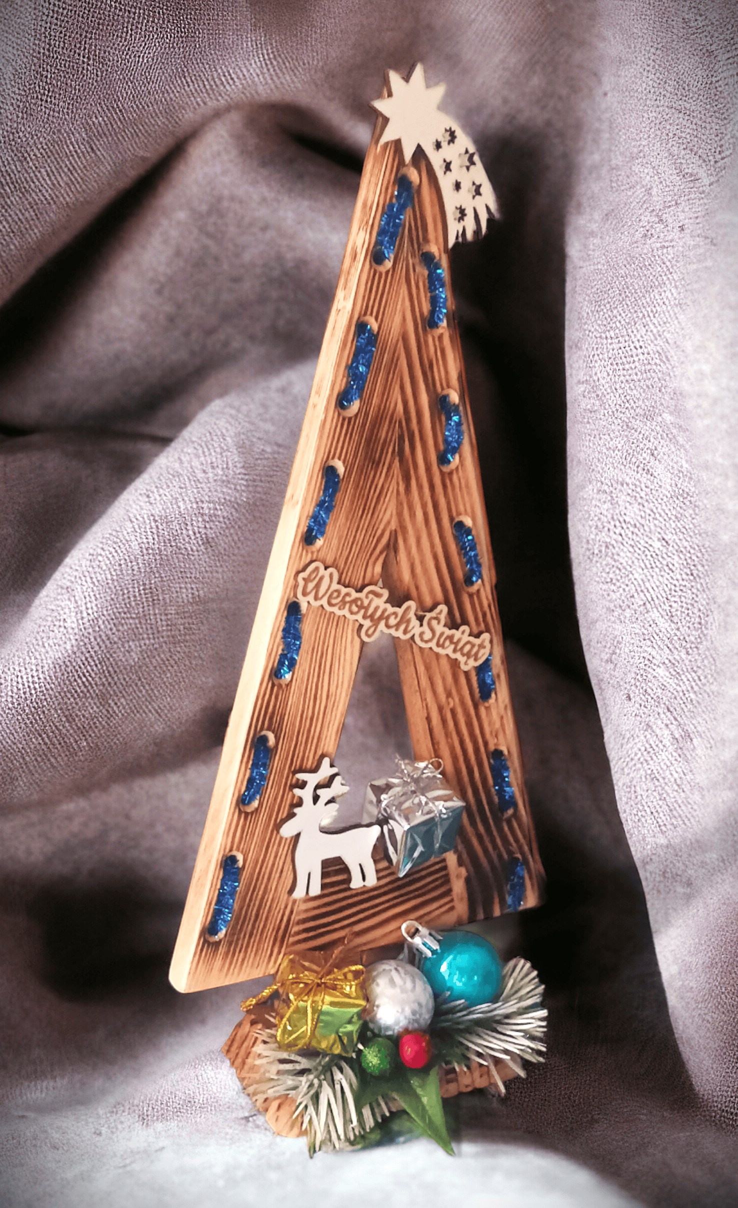 Świąteczna, drewniana choinka z dekoracją. 2