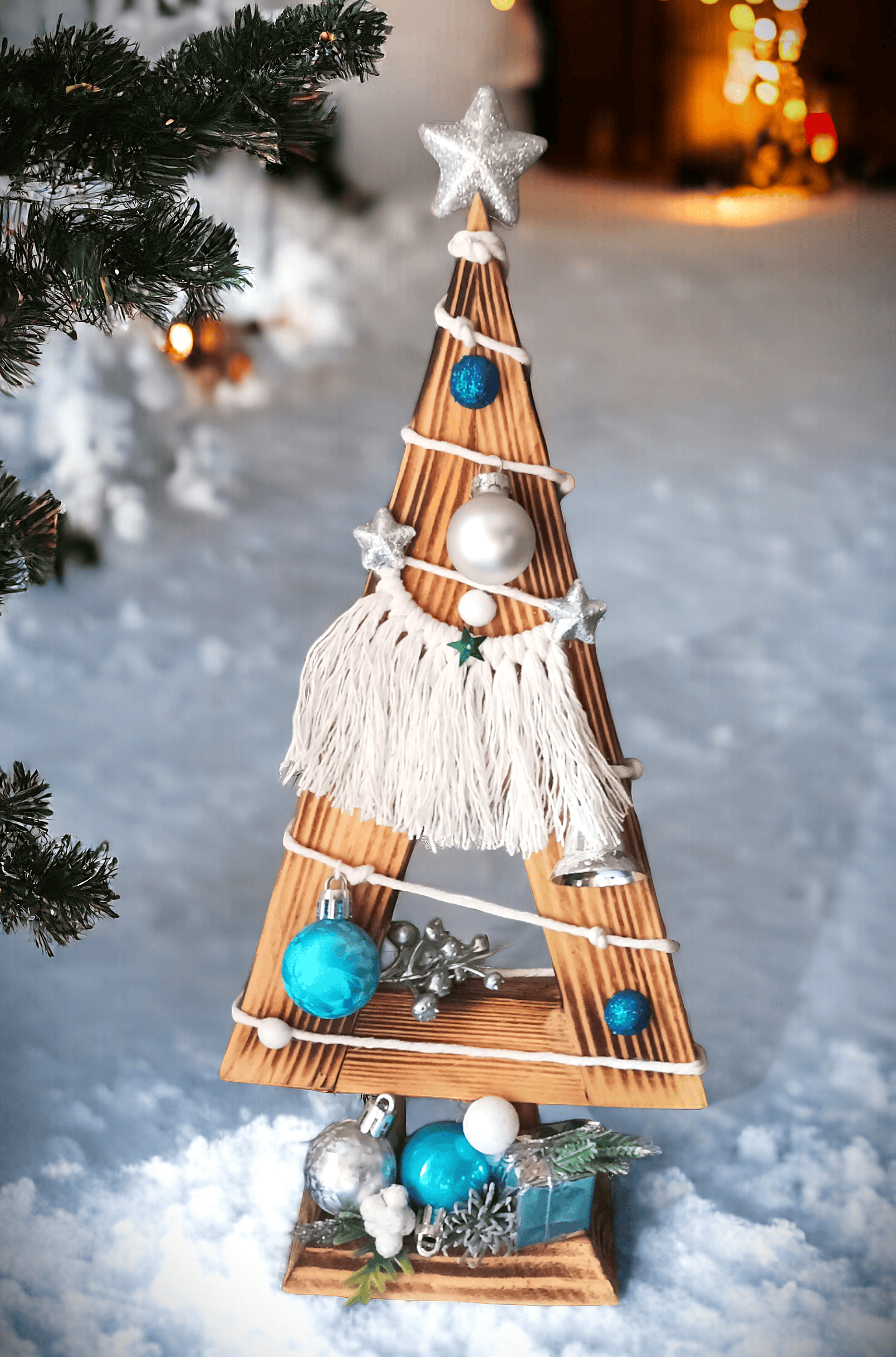 Świąteczna, drewniana choinka z dekoracją. 0