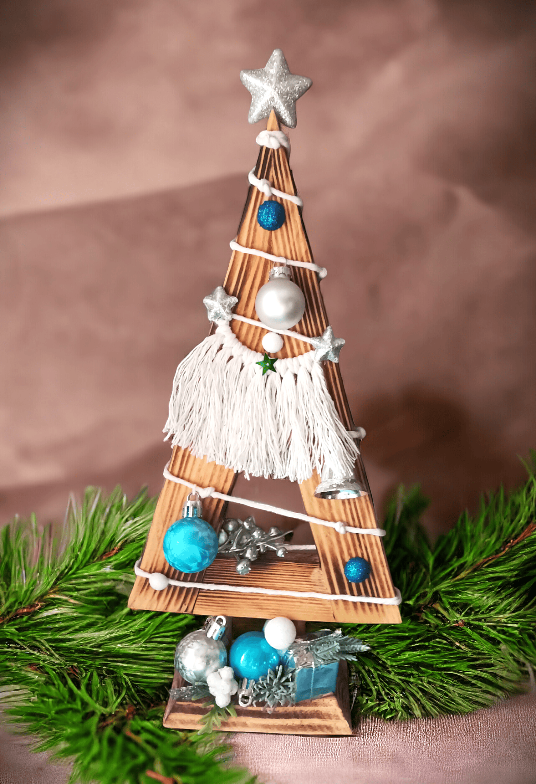 Świąteczna, drewniana choinka z dekoracją. 2