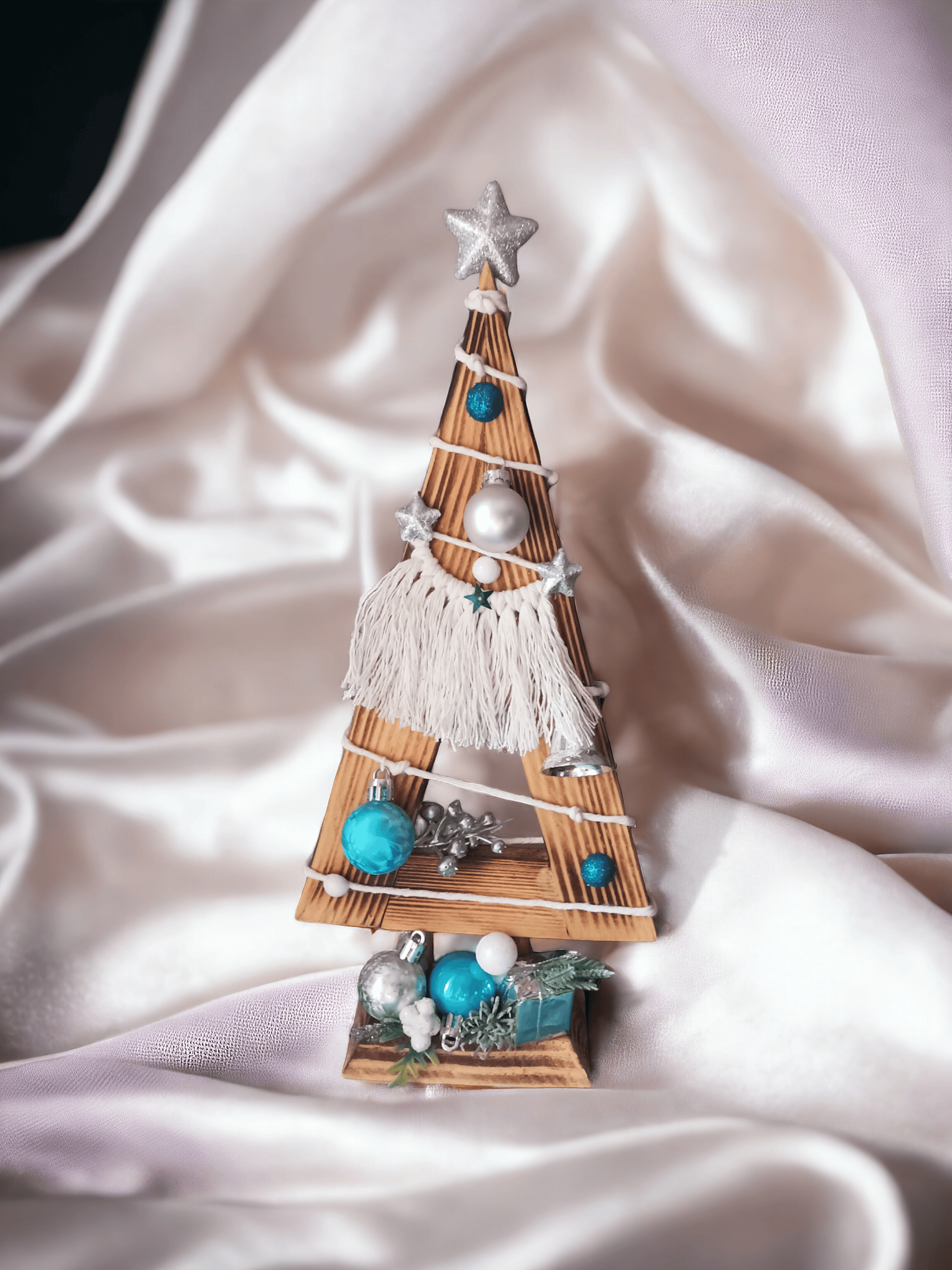 Świąteczna, drewniana choinka z dekoracją. 3