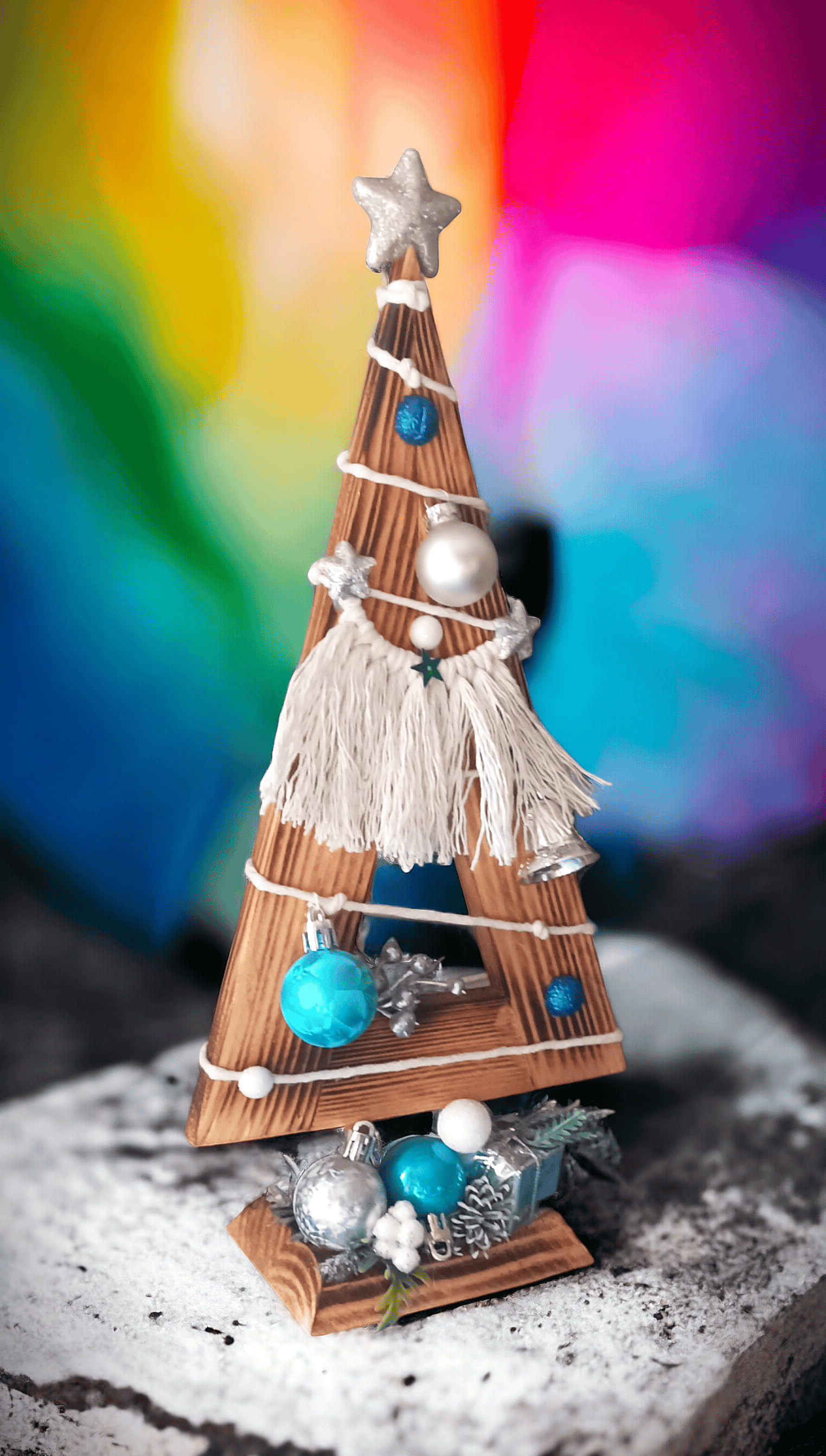 Świąteczna, drewniana choinka z dekoracją. 1