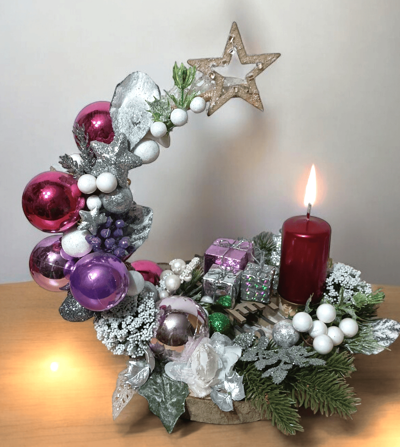 Stroik ze świecą na plastrze drewna. 0