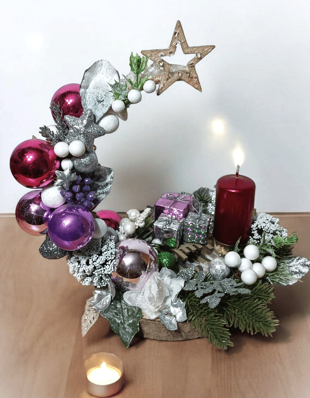 Stroik ze świecą na plastrze drewna. 3