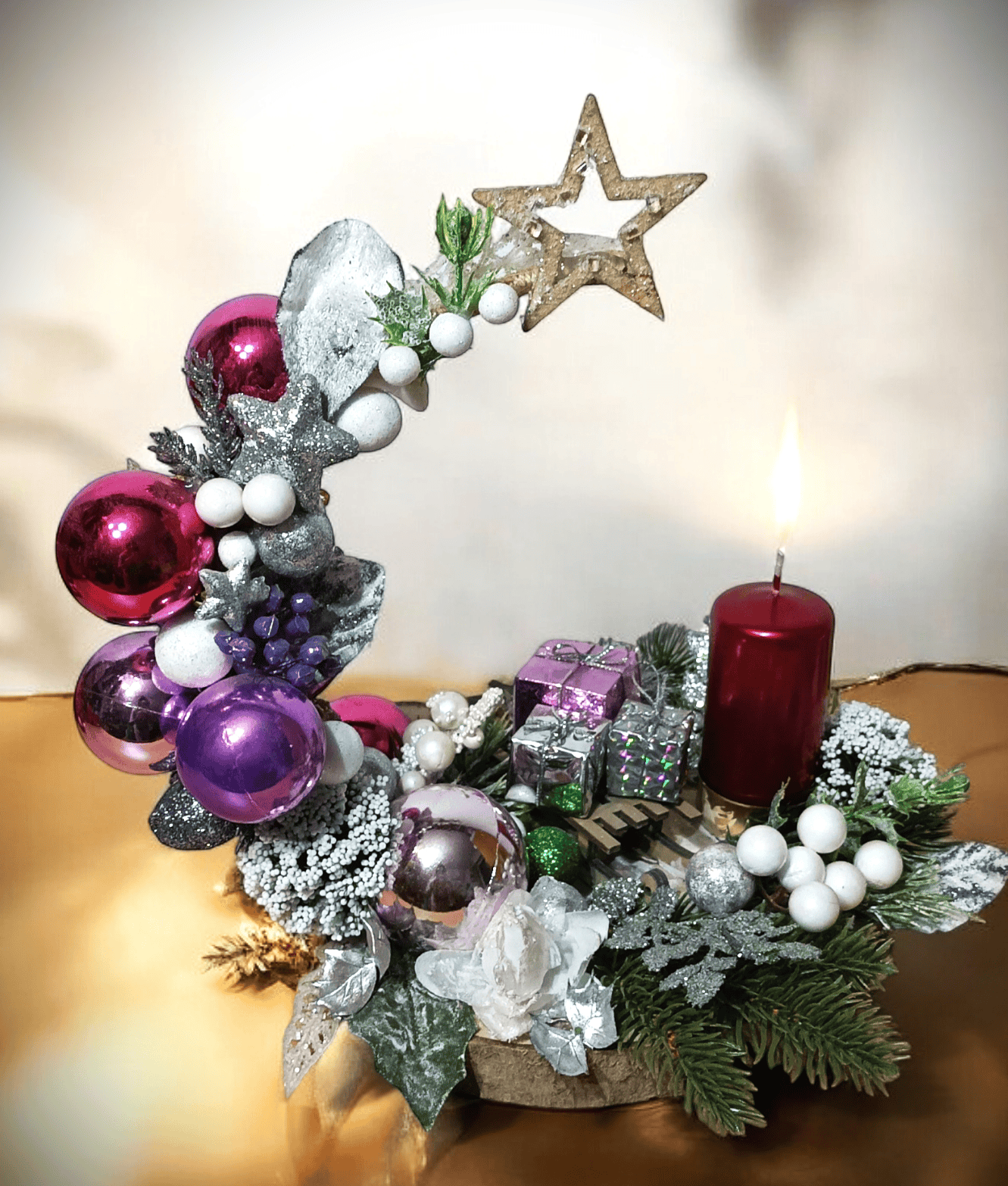 Stroik ze świecą na plastrze drewna. 2