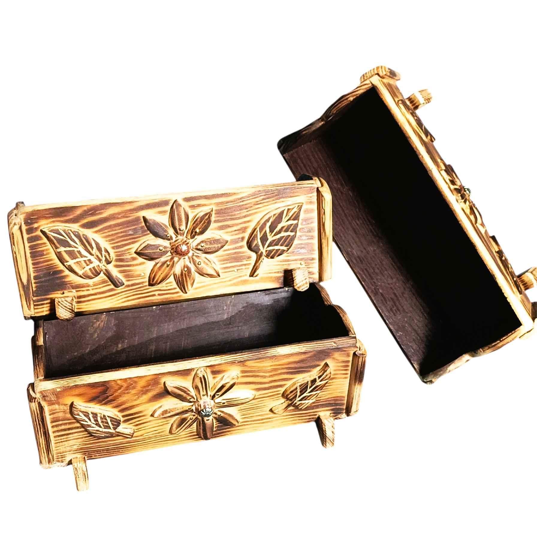 Rustykalna drewniana skrzyneczka z ręcznie rzeźbionym motywem 5