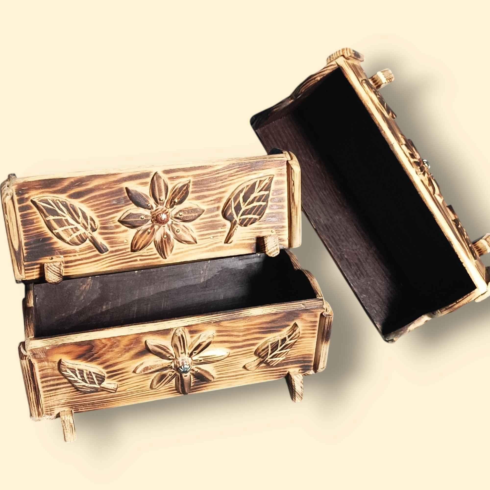 Rustykalna drewniana skrzyneczka z ręcznie rzeźbionym motywem 0