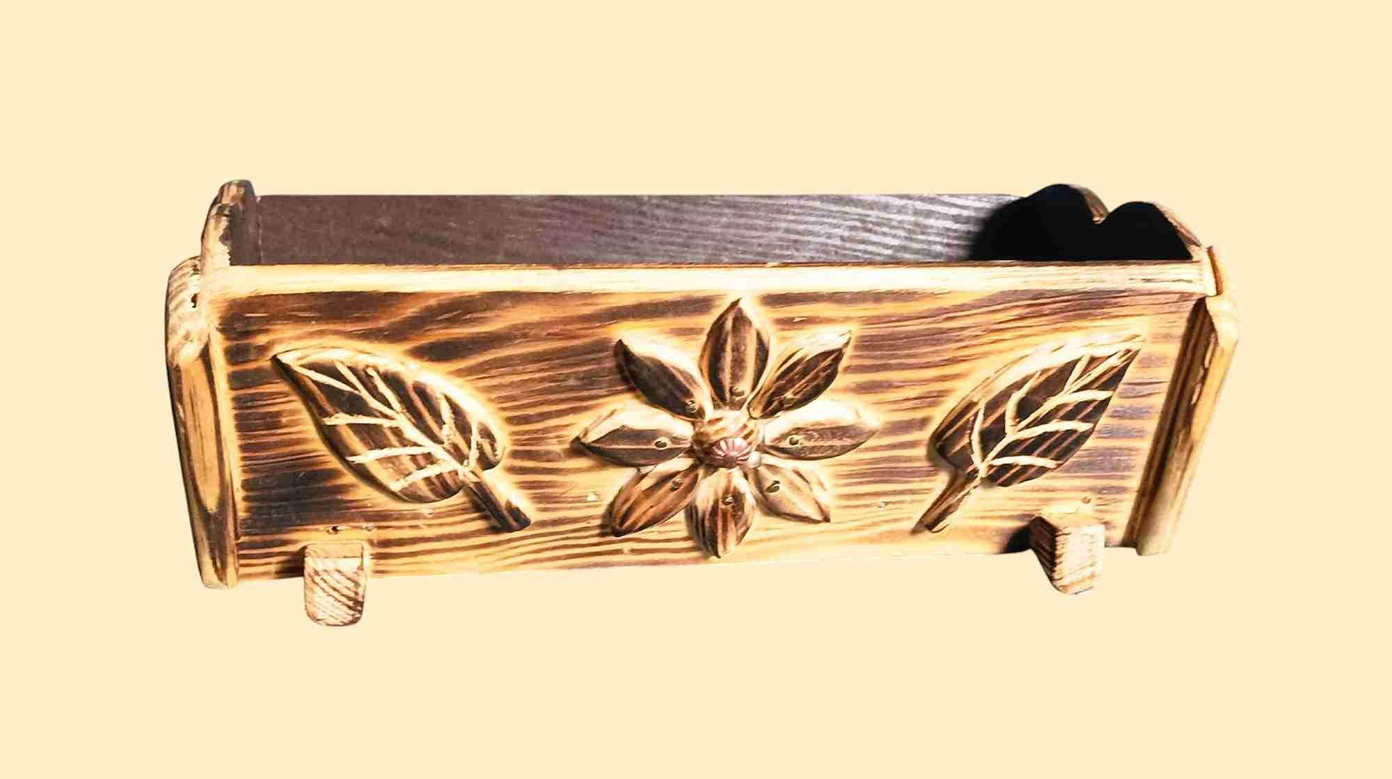 Rustykalna drewniana skrzyneczka z ręcznie rzeźbionym motywem 7