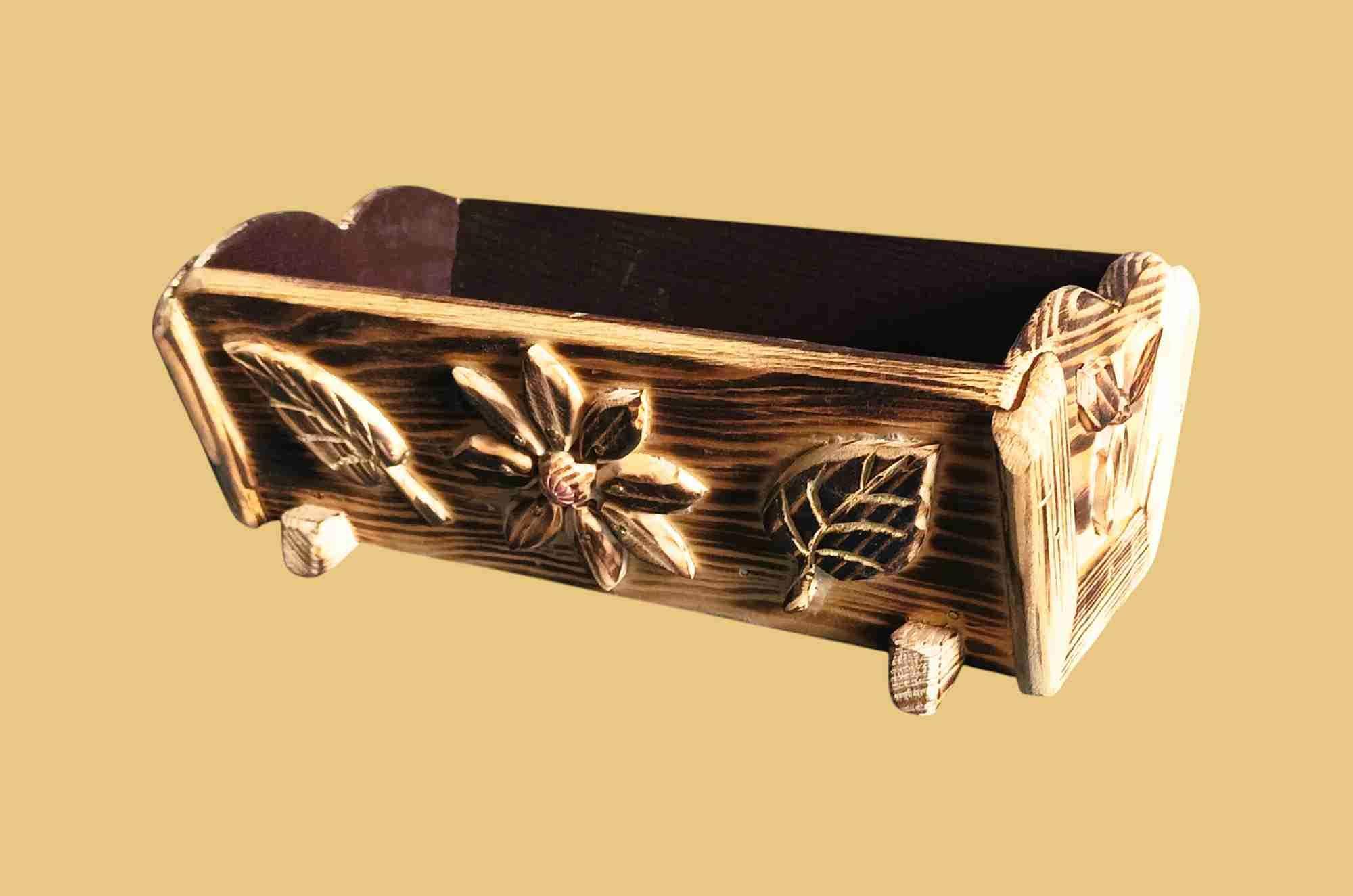 Rustykalna drewniana skrzyneczka z ręcznie rzeźbionym motywem 2