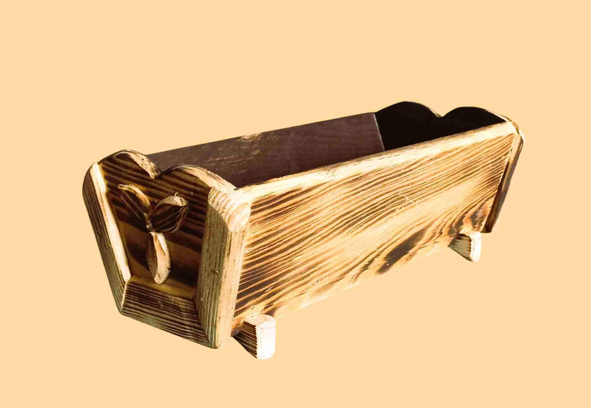 Rustykalna drewniana skrzyneczka z ręcznie rzeźbionym motywem 3