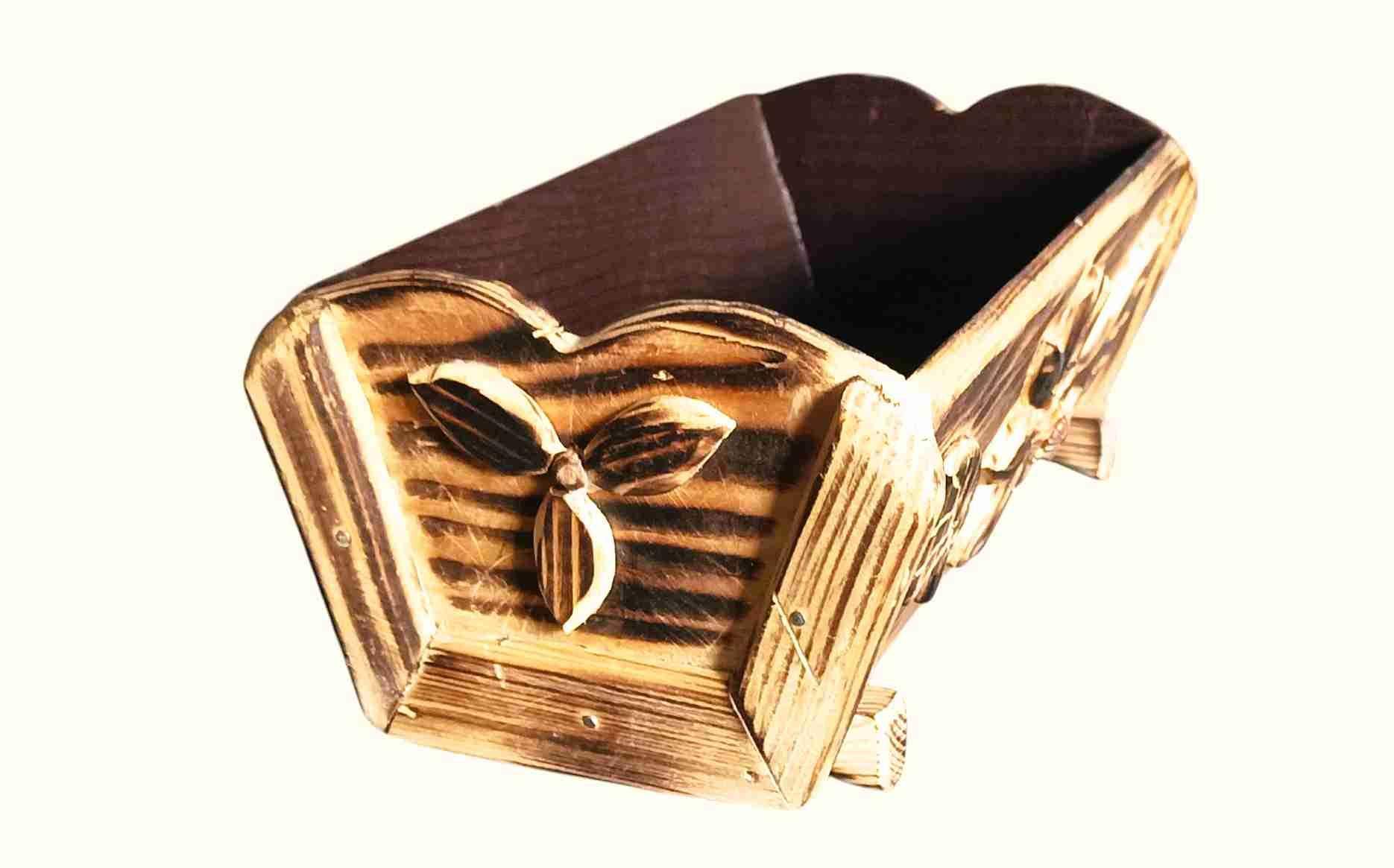 Rustykalna drewniana skrzyneczka z ręcznie rzeźbionym motywem 8