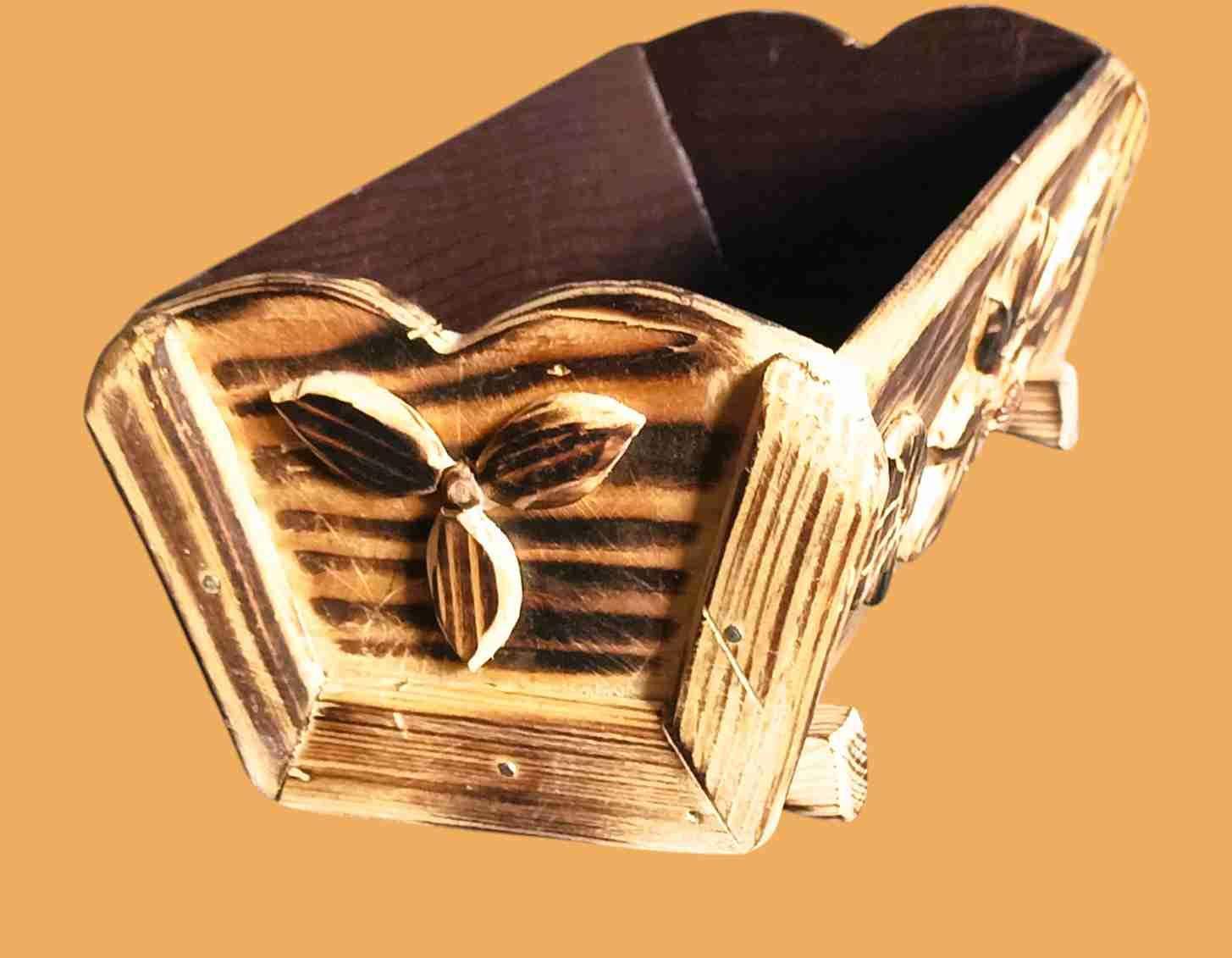 Rustykalna drewniana skrzyneczka z ręcznie rzeźbionym motywem 4