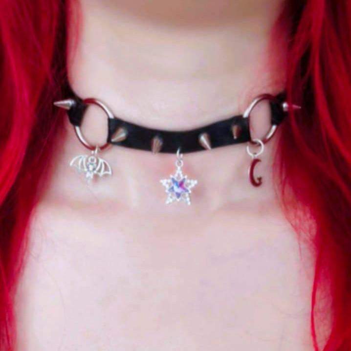Gotycki choker z zawieszkami – nietoperz, gwiazda i księżyc 0