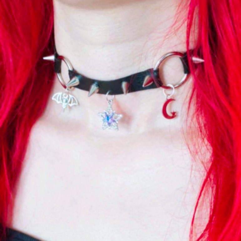 Gotycki choker z zawieszkami – nietoperz, gwiazda i księżyc 3