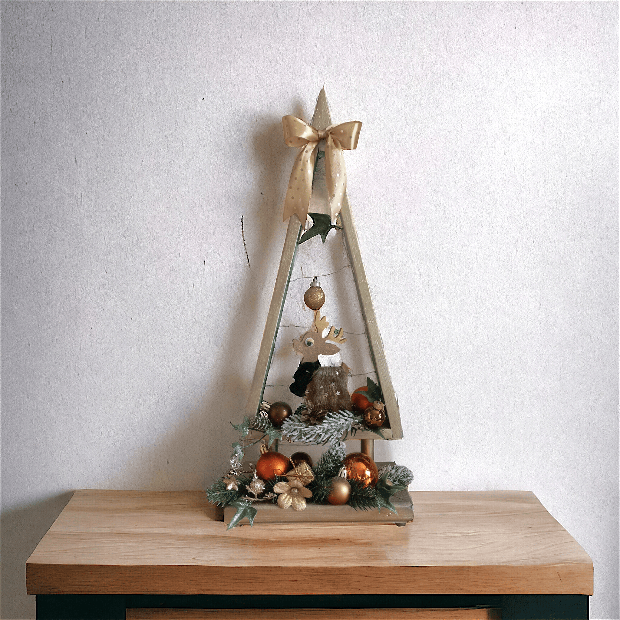 Świąteczna, drewniana choinka z lampkami 1