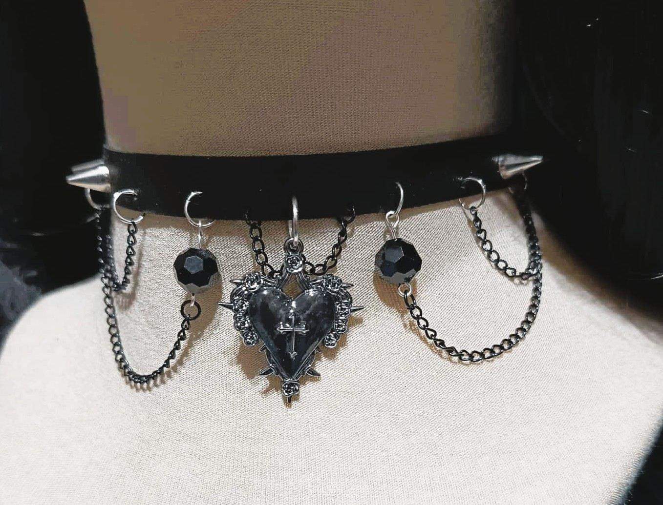 Choker w styku gotyckim z czarnym sercem. 0