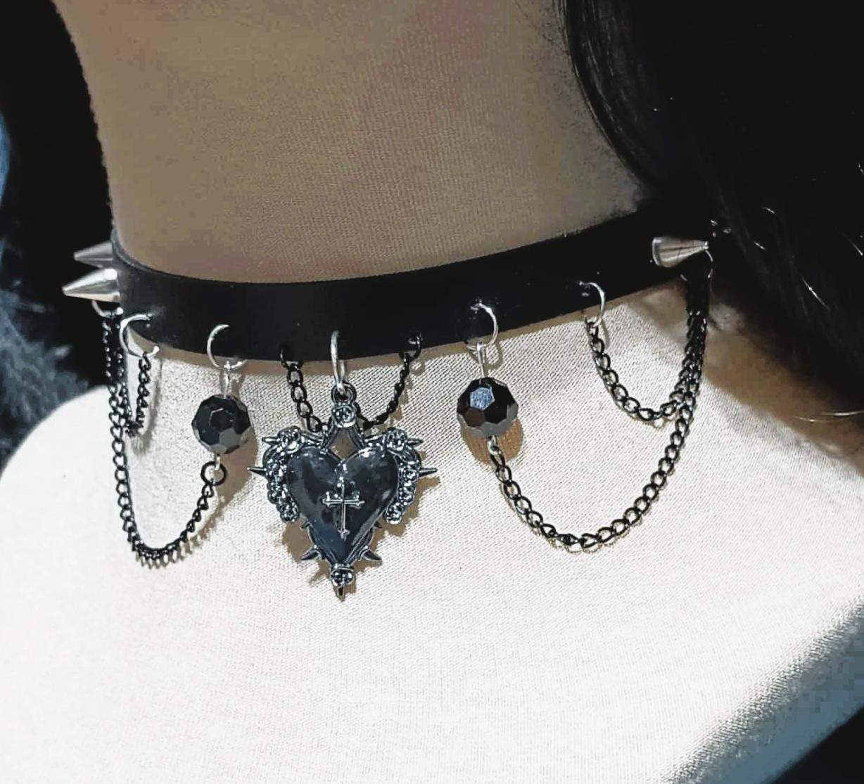 Choker w styku gotyckim z czarnym sercem. 2